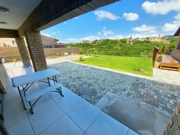 Exterior View of De Brakke Guesthouse in Stilbaai